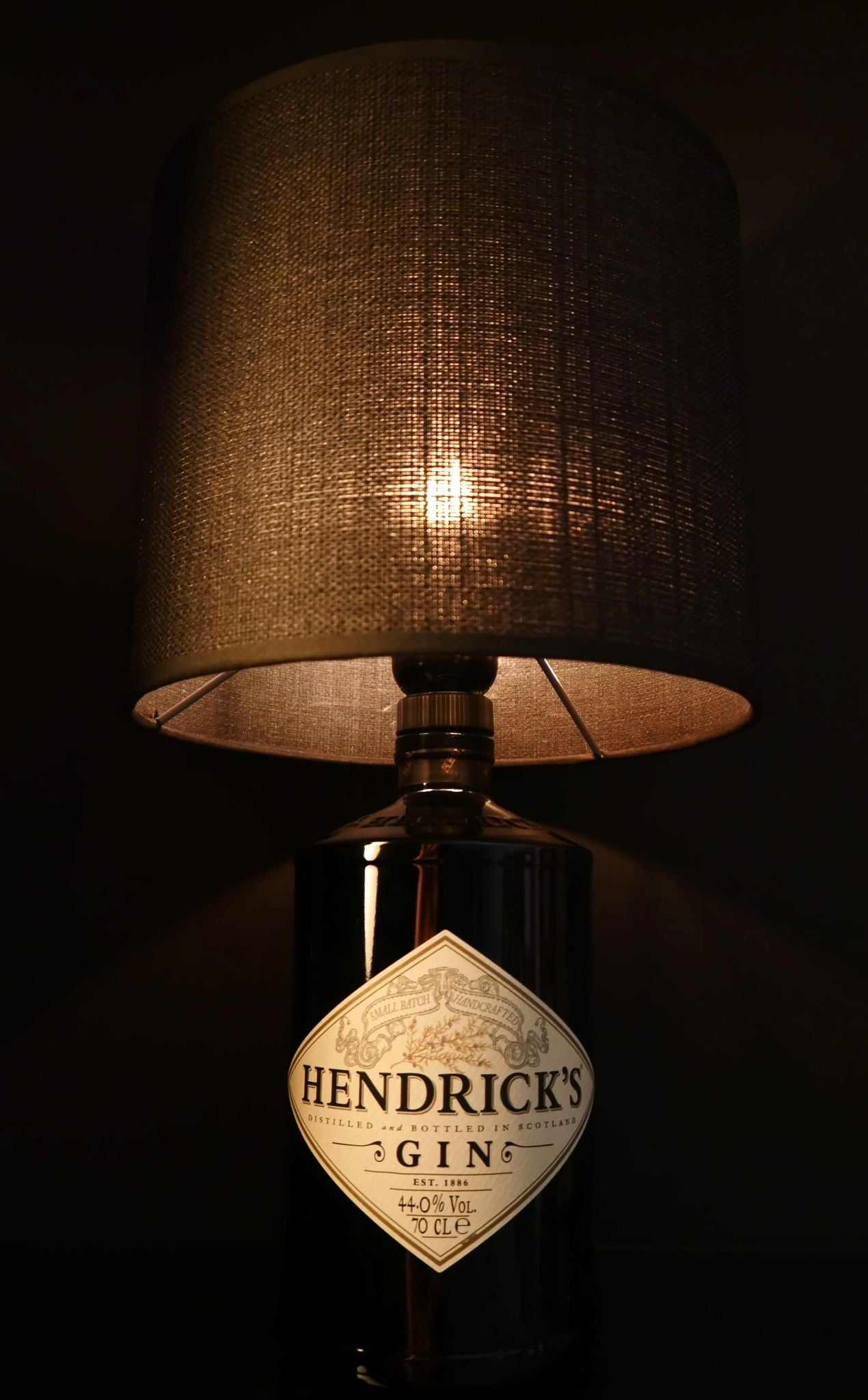 Flaschenlampe; Oh Hendry; Hendrick's Gin; Flaschenlampe hergestellt in Handarbeit in Deutschland von der Flaschenmanufaktur; Upcycling; Nachhaltig; Lampe aus Flasche