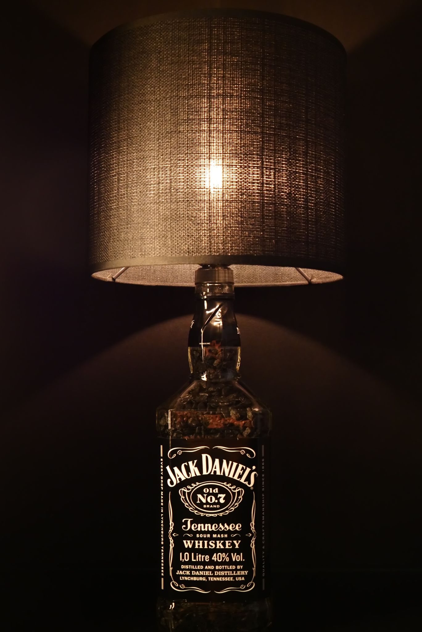 Flaschenlampe; Dark Seven; Jack Daniels; Jacky; Flaschenlampe hergestellt in Handarbeit in Deutschland von der Flaschenmanufaktur; Upcycling; Nachhaltig; Lampe aus Flasche