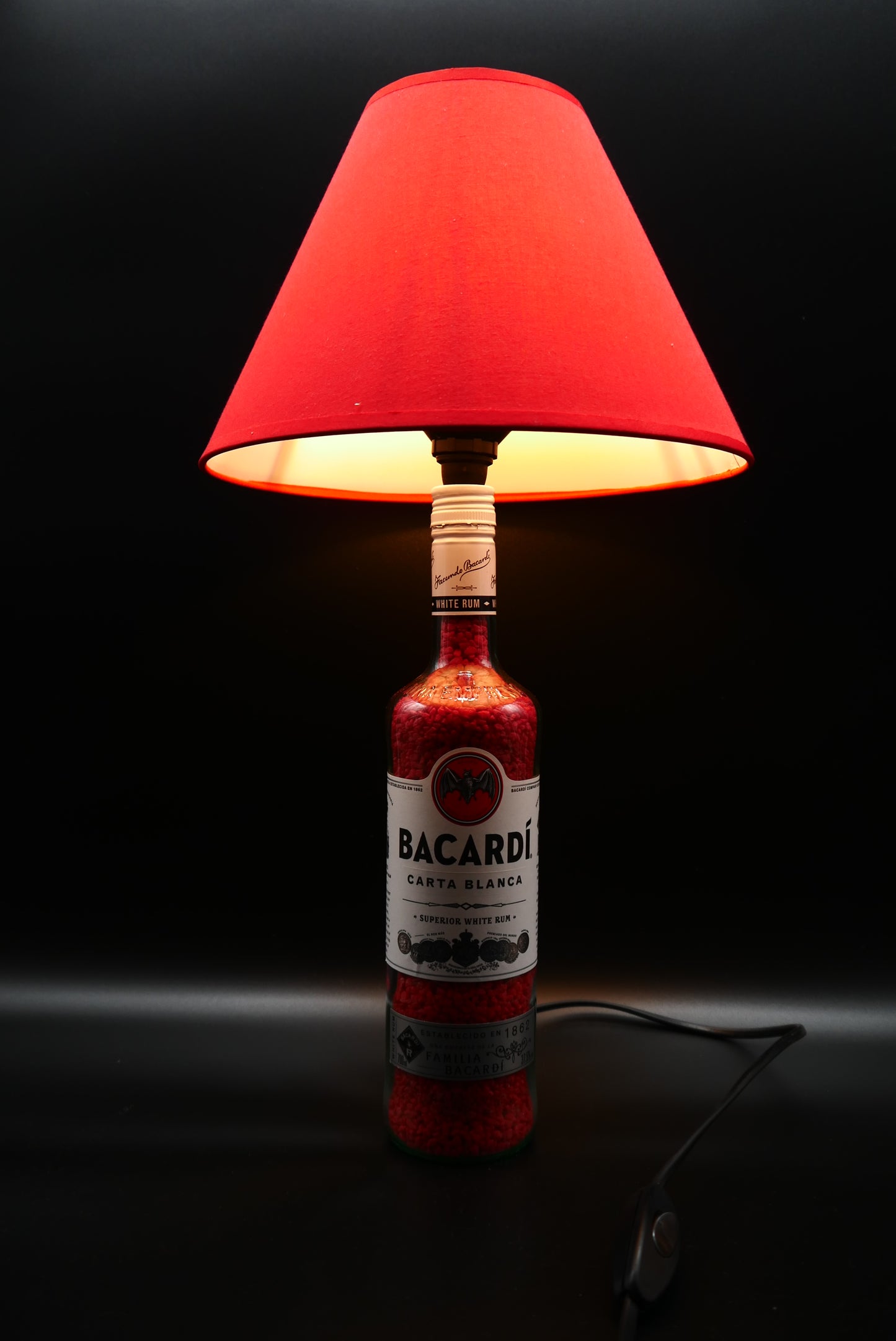 Flaschenlampe; Red Bat; Bacardi; Flaschenlampe hergestellt in Handarbeit in Deutschland von der Flaschenmanufaktur; Upcycling; Nachhaltig; Lampe aus Flasche