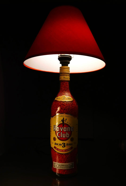 Flaschenlampe; Red Dance; Havana Club; Rum; Flaschenlampe hergestellt in Handarbeit in Deutschland von der Flaschenmanufaktur; Upcycling; Nachhaltig; Lampe aus Flasche