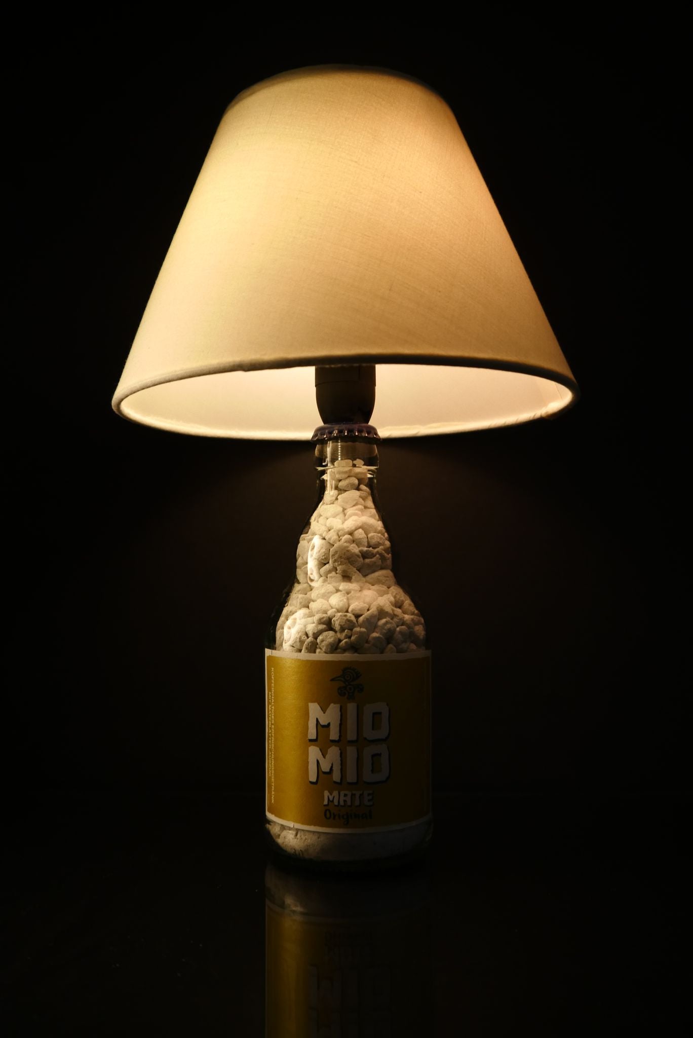 Flaschenlampe; Veganer Mate; Mio Mio; Mate Tee; Flaschenlampe hergestellt in Handarbeit in Deutschland von der Flaschenmanufaktur; Upcycling; Nachhaltig; Lampe aus Flasche