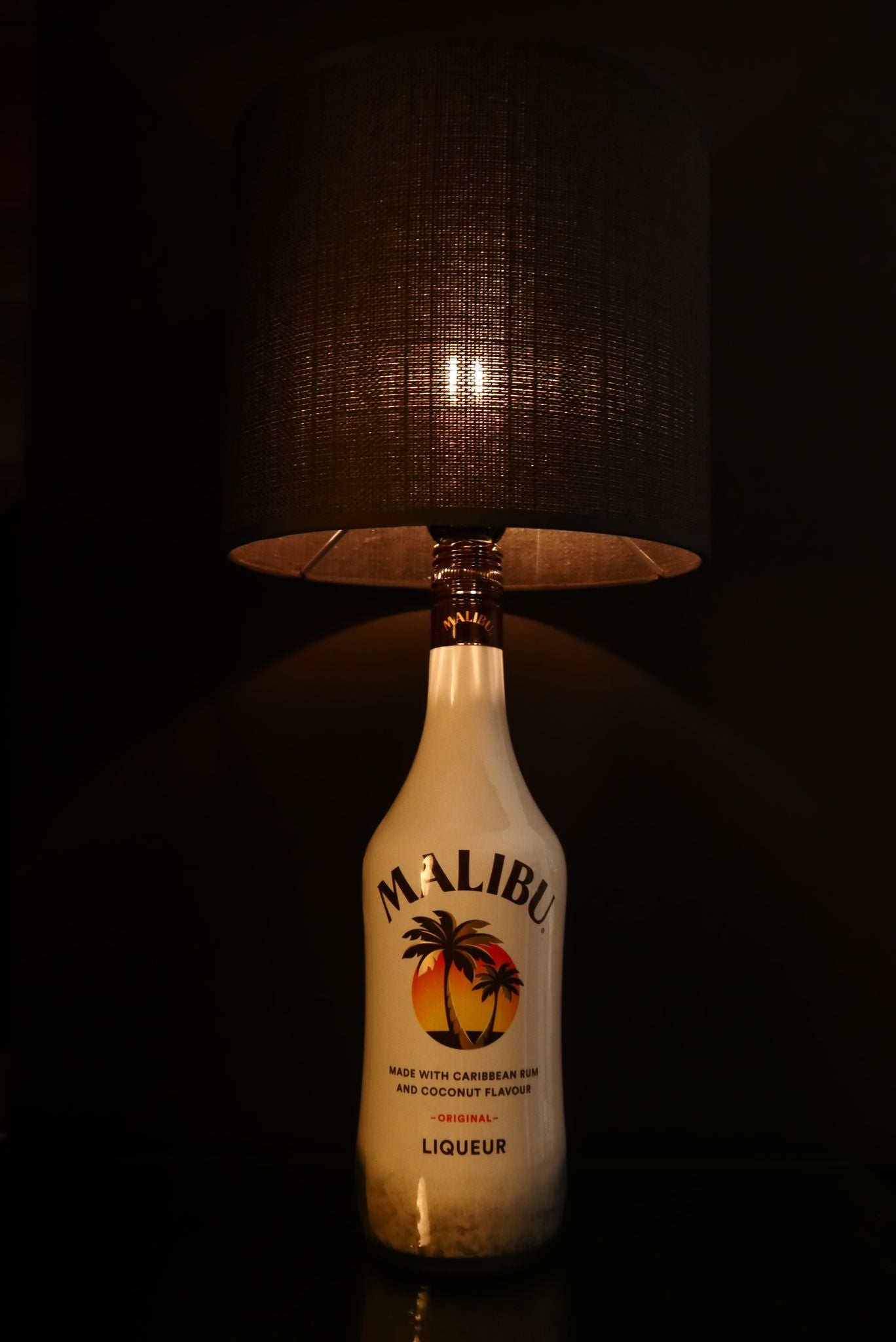 Flaschenlampe; Coco; Malibu; Flaschenlampe hergestellt in Handarbeit in Deutschland von der Flaschenmanufaktur; Upcycling; Nachhaltig; Lampe aus Flasche