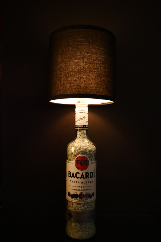 Flaschenlampe; White Bat; Bacardi; Rum; Flaschenlampe hergestellt in Handarbeit in Deutschland von der Flaschenmanufaktur; Upcycling; Nachhaltig; Lampe aus Flasche